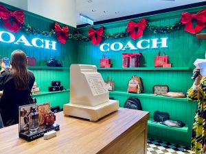 ▲COACH「2022 Holiday限定主題快閃店」消費禮滿額可享有皮革獻禮和節慶裝飾，並提供禮物包裝服務。（圖／記者蕭涵云攝）