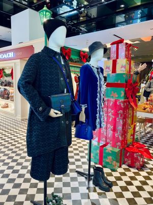 林依晨逛禮物店曬愛女「每分每秒進化」 聞1事偷翻白眼 ▲COACH「2022 Holiday限定主題快閃店」充滿歡樂節慶氣氛。(圖/記者蕭涵云攝)