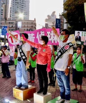 ▲立委劉世芳今天傍晚於楠梓區及橋頭新市鎮交界處，偕同民進黨提名左營楠梓區市議員候選人黃偵琳、大岡山區市議員候選人陳慶鴻於路口拜票。（圖／記者郭凱杰翻攝）