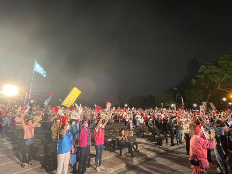 ▲侯友宜出席「永和團結之夜」造勢活動，現場擠滿熱情的鄉親搖旗高喊凍蒜。（圖 ／侯友宜選舉辦公室提供）