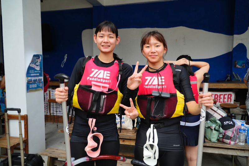 ▲文化大學郭虹廷(左)、黃巧鈞參與UBA企劃，陪伴彼此勇敢挑戰浮潛。官方提供