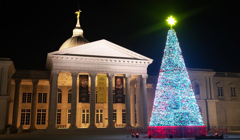 ▲奇美博物館「幸福聖誕樹」高13公尺，夜晚的聖誕燈光秀呈現斑斕閃耀的絢麗景致（圖／奇美博物館提供）