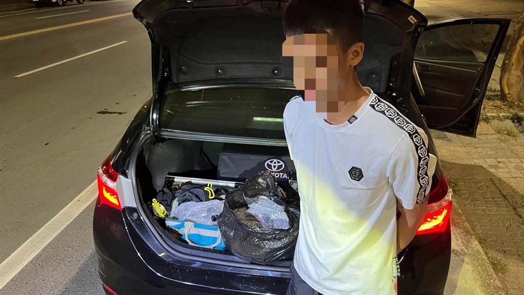 ▲高雄一名梁姓男子後車廂內有多包毒品，遭警盤查時辯稱是準備要倒掉的垃圾。（圖／翻攝照片）