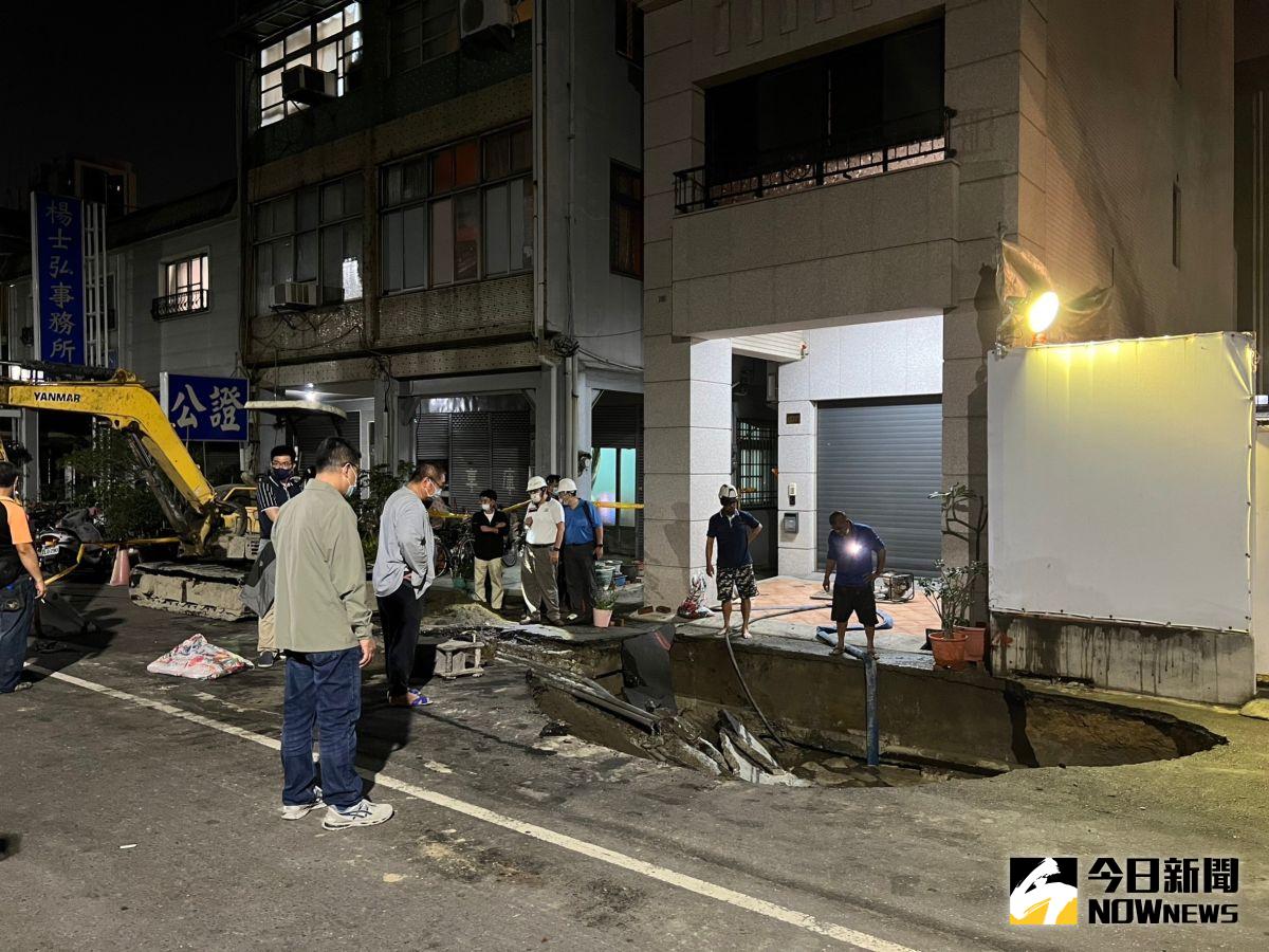 ▲高雄市前金區一處新建建築工程於今（17）日晚間發生道路塌陷，工務局接獲通報後，工務局長楊欽富立即啟動緊急應變，責令建商立即停工改善。（圖／記者郭凱杰翻攝）