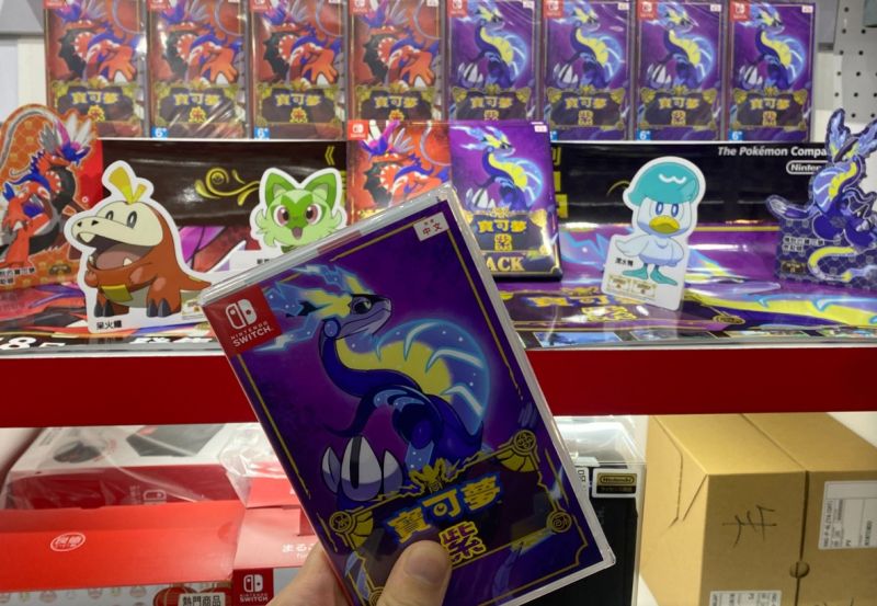 ▲《寶可夢 朱》、《寶可夢 紫》在今（18）日正式發售，不少玩家第一時間就衝遊戲專賣店購買。（圖/許先生授權提供）
