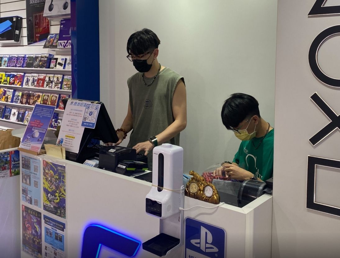 ▲《寶可夢 朱》、《寶可夢 紫》開賣！網友發現遊戲店老闆是前男團偶像「斯辰（左）」。（圖/許先生授權提供）