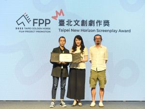 報導 ▲蘇奕瑄(左)首部電影長片《青春並不溫柔》抱走臺北文創劇作獎。(圖/臺北文創提供)