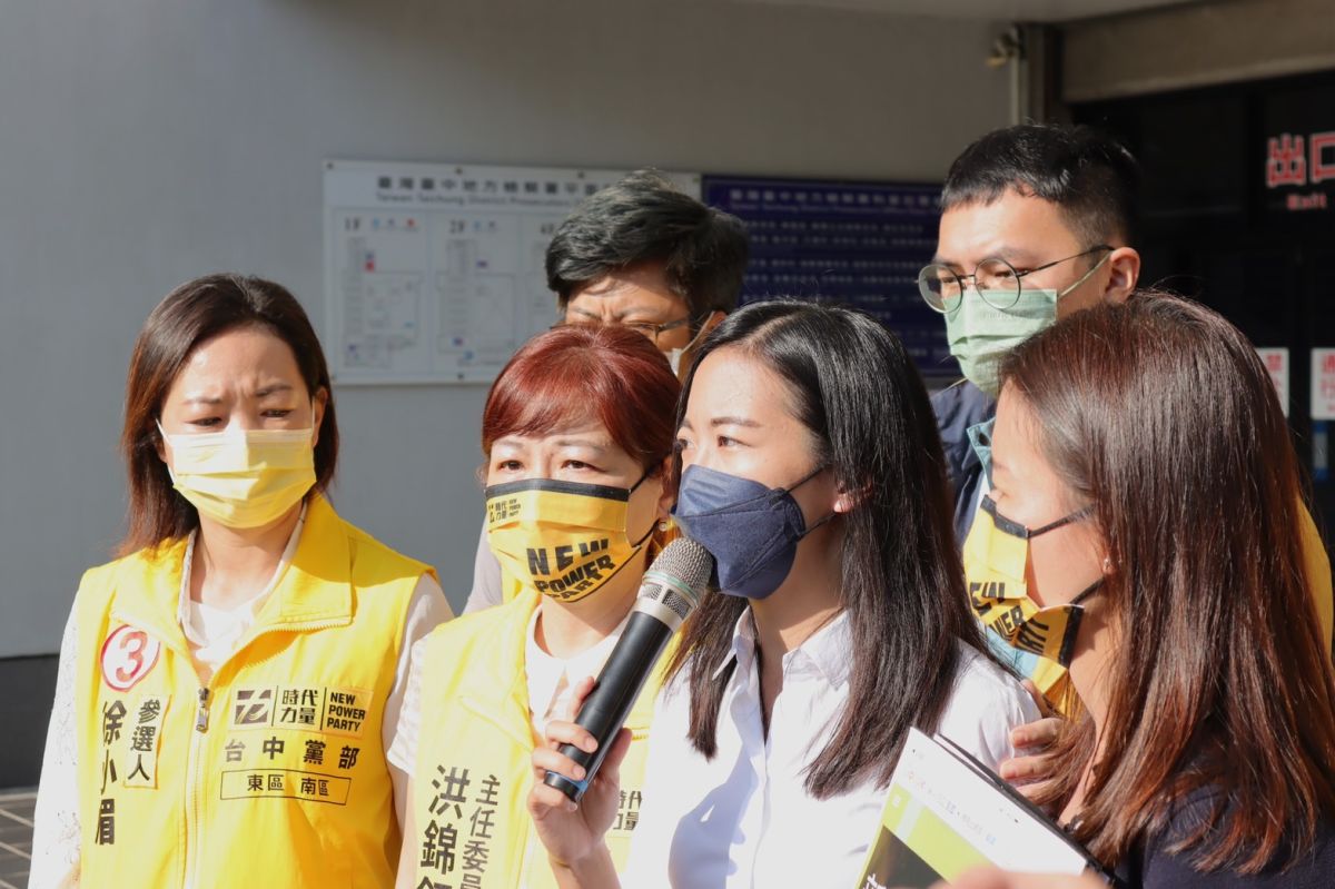 ▲市議員參選人吳佩芸(右2)在時代力量台中黨部主委洪錦鈺及律師陳孟秀陪同下，台中地檢署按鈴申告(圖／(圖／黨部提供2022.11.18)