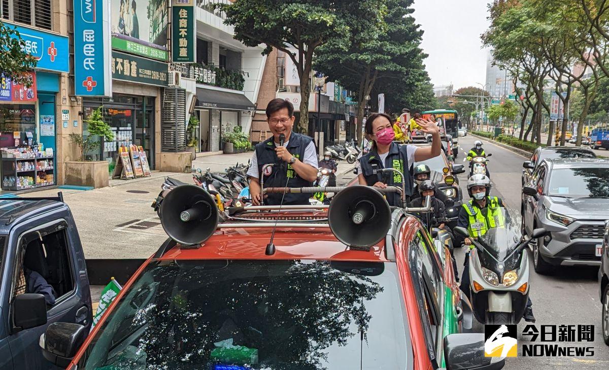 ▲民進黨新北市長候選人林佳龍（左）18日至林口車隊掃街，前立委呂孫綾（右）陪同。（圖／記者鄭宏斌攝，2022.11.18）