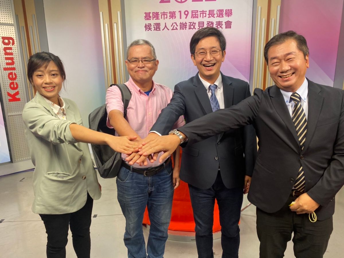 ▲基隆市長選舉公辦政見會昨日登場，由於國民黨候選人謝國樑先行離席，因此最後合照時5候選人缺1。（圖／蔡適應辦公室提供）