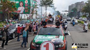 林佳龍林口車掃 ▲民進黨新北市長候選人林佳龍(左)18日上午至林口車隊掃街,前立委呂孫綾(右)陪同。(圖/記者鄭宏斌攝,2022.11.18)
