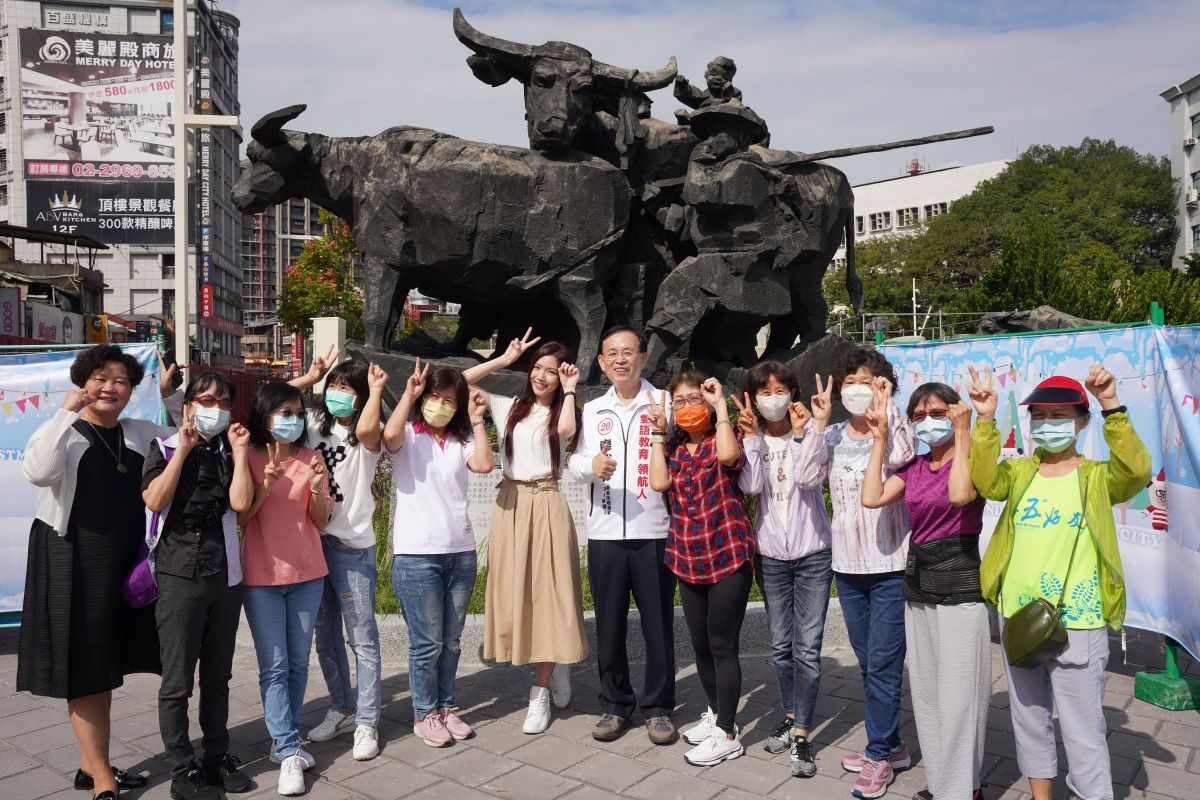 ▲廖裕德推薦遊客在參觀新北耶誕城之餘，也能來這欣賞與朱銘絕版銅雕作品「牛耕年豐」。（圖 ／廖裕德提供）