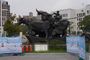 國寶級大師朱銘製作、估價超過5億元以上的「牛耕年豐」絕版銅雕作品。(圖 /廖裕德提供) ▲國寶級大師朱銘製作、估價超過5億元以上的「牛耕年豐」絕版銅雕作品。(圖 /廖裕德提供)