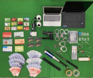 網路上借款為餌囚禁3借款人 中警逮8嫌 ▲台中警方破獲以借款為餌,囚禁被害人案,查扣存、手銬、球棒、改造手槍等證物(圖/記者鄧力軍翻攝)