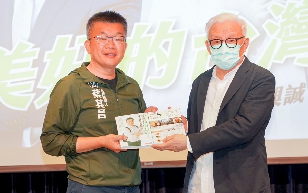 ▲蔡其昌將自己有關家鄉的兩本著作送給曹興誠。（圖／蔡其昌競總提供，2022.11.18）