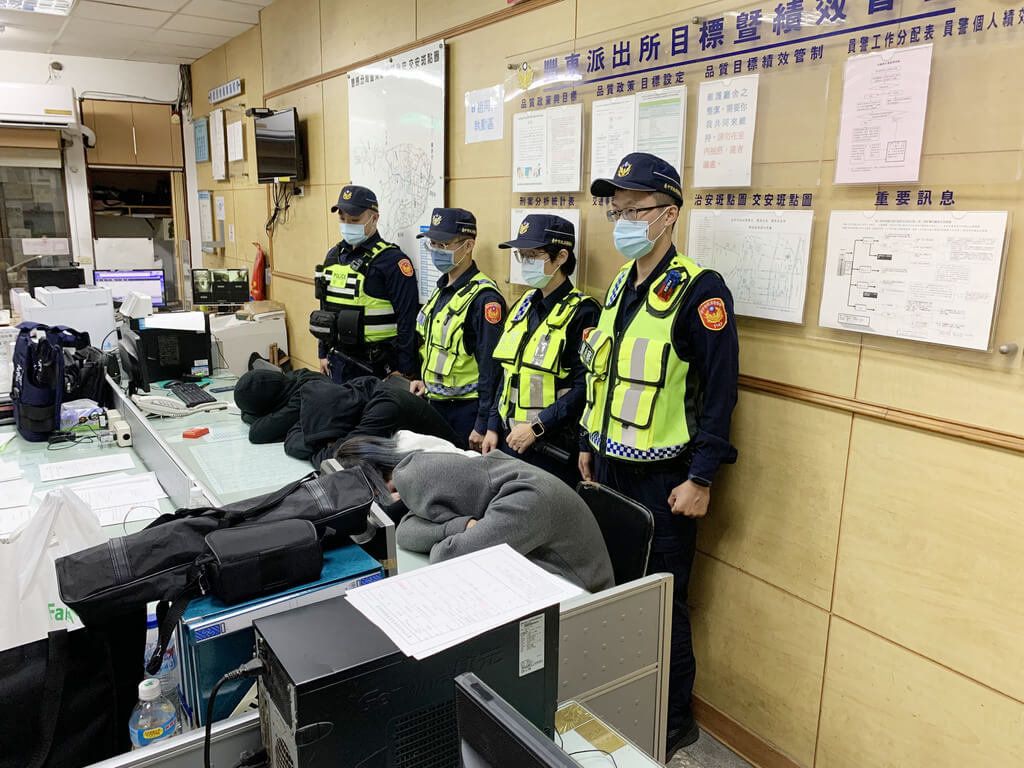 ▲台中市董姓男子與黃姓女子分手後今天凌晨談判，黃女率3名男子將董男毆打倒地，隨後董男友人又砸毀黃女一方的車子。（圖／翻攝畫面）