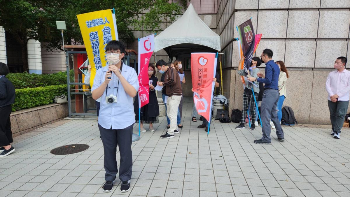 ▲兒權公約審查今（18）日落幕，36個民團與兒少共同呼籲政府關注兒少困境、勿再犯「自殺高樓說」謬誤。（圖／記者李琦瑋攝，2022.11.18）