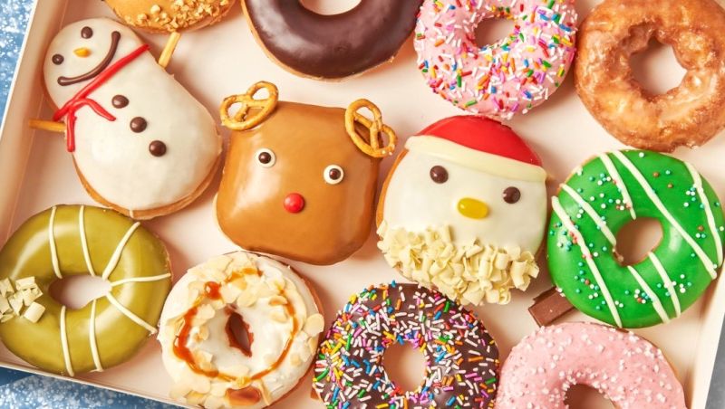 ▲Krispy Kreme推出4款聖誕甜甜圈，每個售價55元；12月12日一日限定原味「買一盒送一盒」。（圖／取自Krispy Kreme Taiwan）