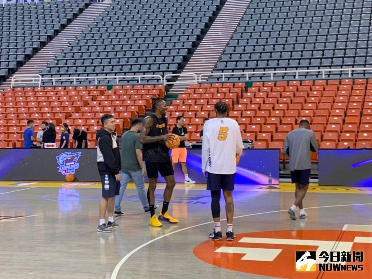 ▲魔獸練球神情輕鬆。記者廖聿偉攝