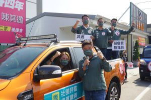 ▲會做事助選團是由簡煥宗議員擔任麥克風手,議員高閔琳議員親自駕駛吉普車,議員何權峰與李柏毅也一同在拜票車隊,希望高閔琳在初選時的遺憾 別重演在優質議員們身上。(圖/記者郭凱杰翻攝) ▲會做事助選團是由簡煥宗議員擔任麥克風手,議員高閔琳議員親自駕駛吉普車,議員何權峰與李柏毅也一同在拜票車隊,希望高閔琳在初選時的遺憾 別重演在優質議員們身上。(圖/記者郭凱杰翻攝)