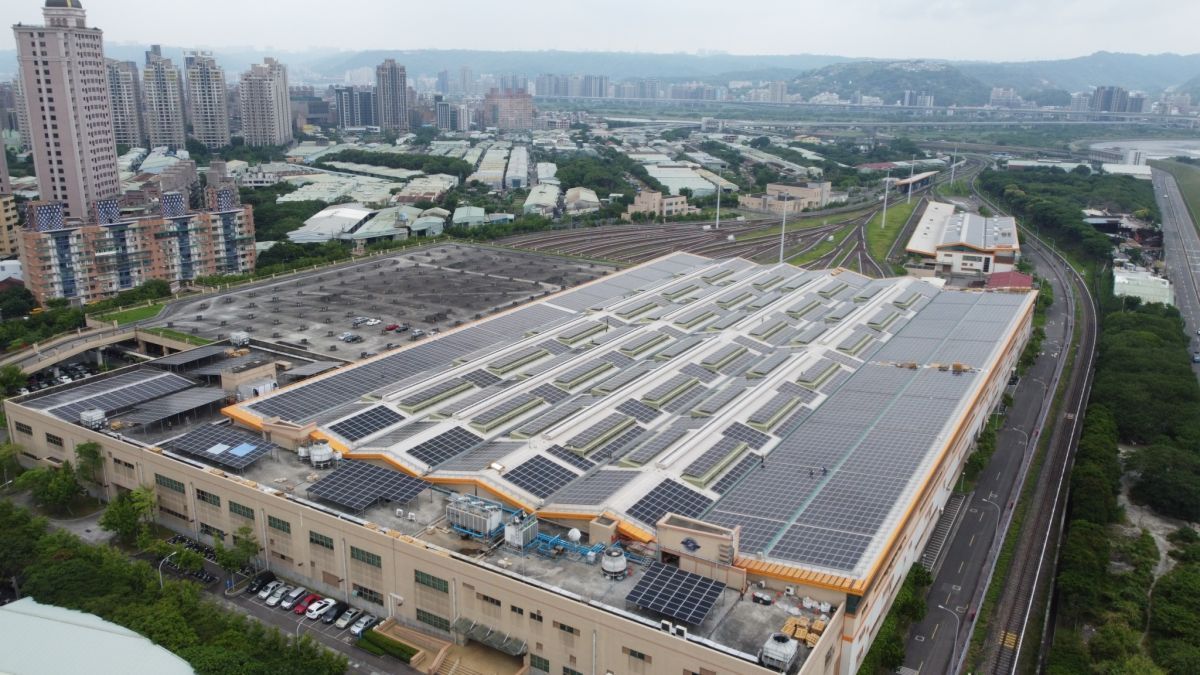 ▲大同以全資子公司同陽能源標得北捷在雙北6個機廠中的5個機廠屋頂太陽能建置案，18日共同舉辦綠能成果記者會。圖為蘆洲機廠屋頂太陽能建置案（圖／大同提供）