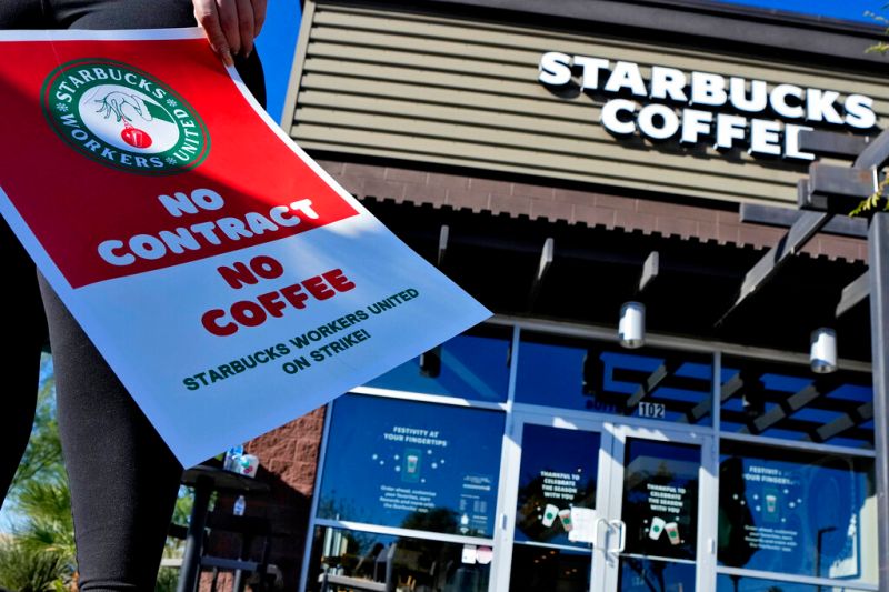 ▲連鎖咖啡業者星巴克（Starbucks）美國員工17日在多個已加入工會的地點展開罷工，抗議公司在協商工會契約方面的作法。（圖／美聯社／達志影像）
