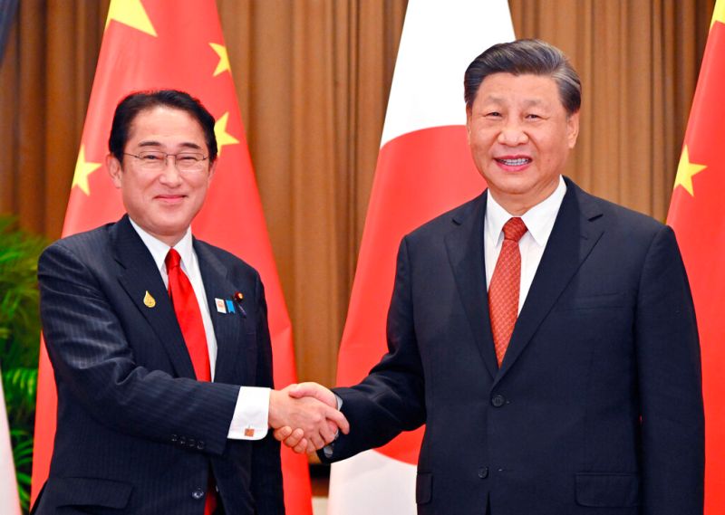 ▲日本首相岸田文雄（左）17日晚間在泰國與中國國家主席習近平（右）面對面會談。（圖／美聯社／達志影像）