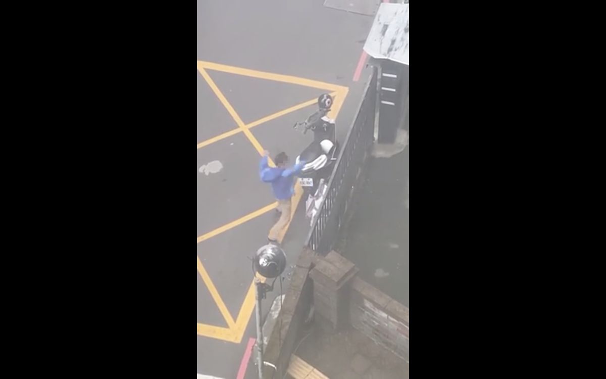 ▲新北市淡水區一位男子（圖中穿藍衣服者）與妻子爭執，竟當街狂揮4巴掌施暴，讓路人看不下去上前制止。（圖／翻攝自Dcard「淡江大學版」）