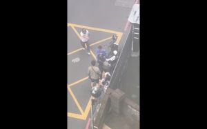 ▲新北市淡水區一位男子與妻子爭執,竟當街狂揮4巴掌施暴,讓路人看不下去上前制止。(圖/翻攝自Dcard「淡江大學版」) ▲新北市淡水區一位男子與妻子爭執,竟當街狂揮4巴掌施暴,讓路人看不下去上前制止。(圖/翻攝自Dcard「淡江大學版」)