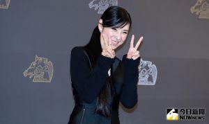 ▲黑木瞳接受採訪拍照比出可愛的姿勢。(圖/記者葉政勳攝 , 2022.11.18) ▲黑木瞳接受採訪拍照比出可愛的姿勢。(圖/記者葉政勳攝 , 2022.11.18)