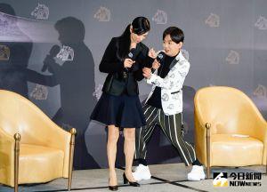 ▲黑木瞳(左)在記者會現場大方表演踢踏舞。(圖/記者葉政勳攝 , 2022.11.18) ▲黑木瞳(左)在記者會現場大方表演踢踏舞。(圖/記者葉政勳攝 , 2022.11.18)