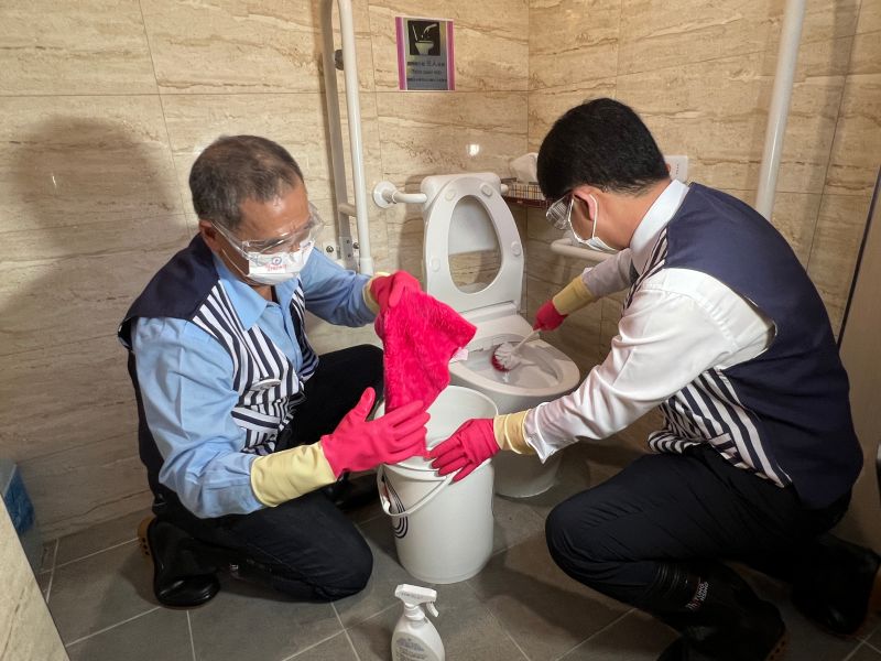 台灣中油宣導世界廁所日  董事長帶頭總動員清潔公廁
