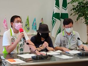 中市又爆虐嬰恐成植物人 家長心碎 ▲立委張廖萬堅與市議員林祈烽陪同「小桃子」媽媽召開記者會,痛批市府行政怠惰,有如「局外人」無作為。(圖/柳榮俊攝2022.11.18)