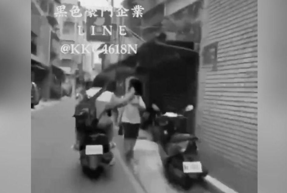 ▲新北市蘆洲，昨（16）日下午放學時間，有4位國中生無照騎車，沿路惡作劇隨意亂敲打路過的學童頭部，離譜行徑讓人看不下去。（圖／翻攝自「黑色豪門企業」）