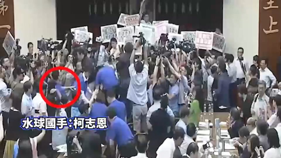 ▲民進黨立委趙天麟在臉書PO出柯志恩時任立委時丟水球的照片。（圖／翻攝畫面）