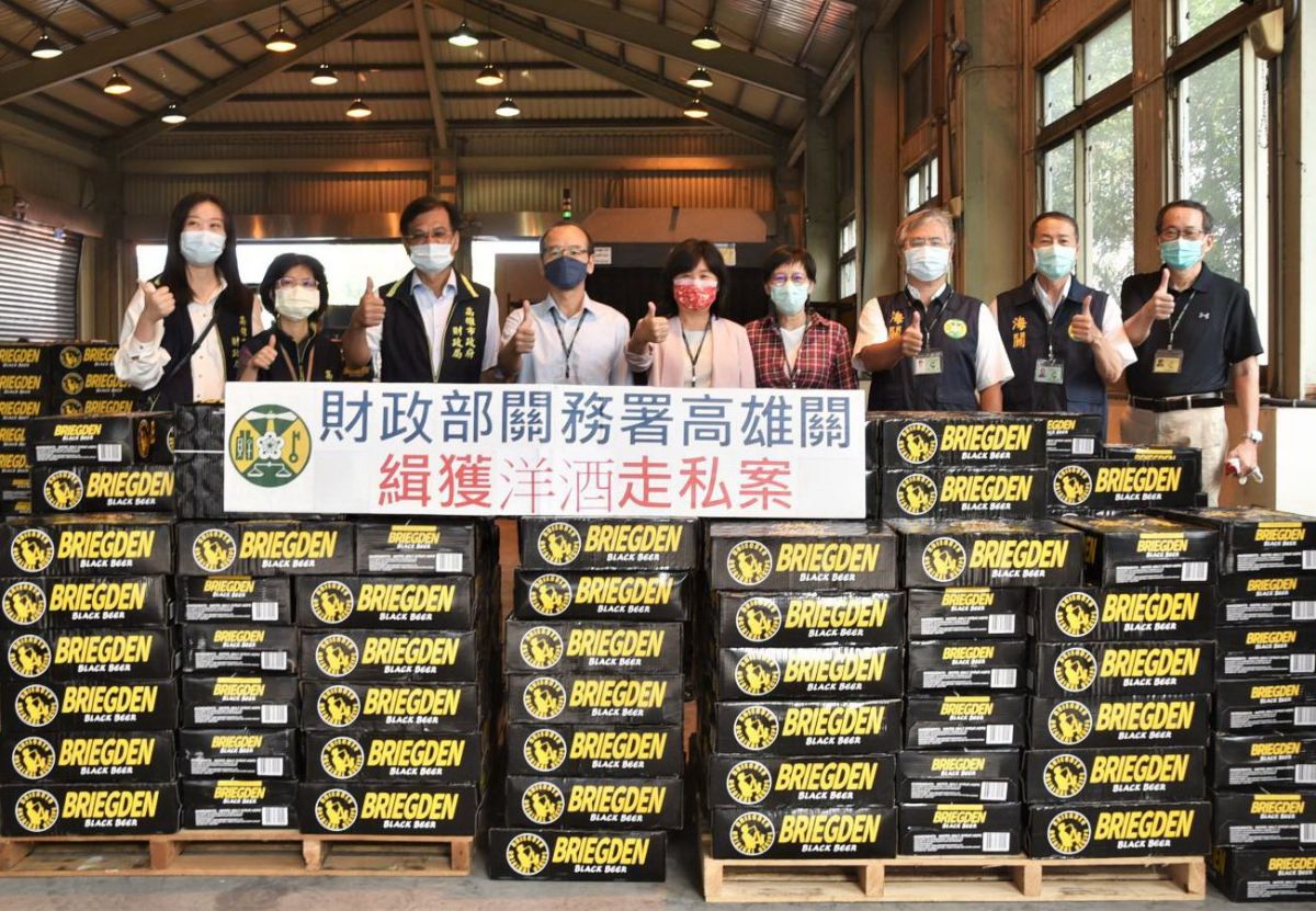 ▲財政部關務署高雄關查獲12只轉口櫃走私啤酒52萬8千罐，市價約新台幣2200萬元。(圖／記者黃守作攝)