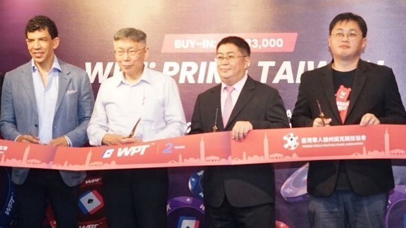 ▲2022年,時任台北市長柯文哲(左2)曾出席德州撲克「WPT巡迴賽台北站」剪綵,同框台灣華人德州撲克競技協會理事長戴興雄(右2)。(圖/資料照片)