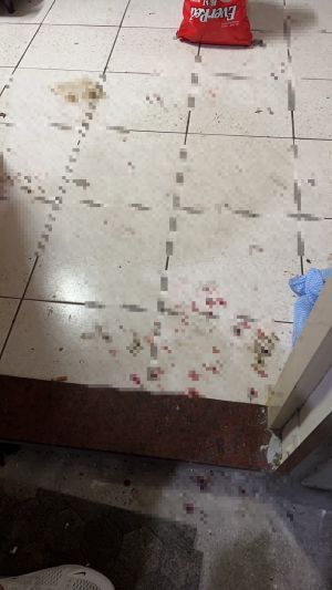 ▲台北市萬華區，16號晚間發生一起持刀砍人案，案發現場血跡斑斑。（圖／翻攝畫面）