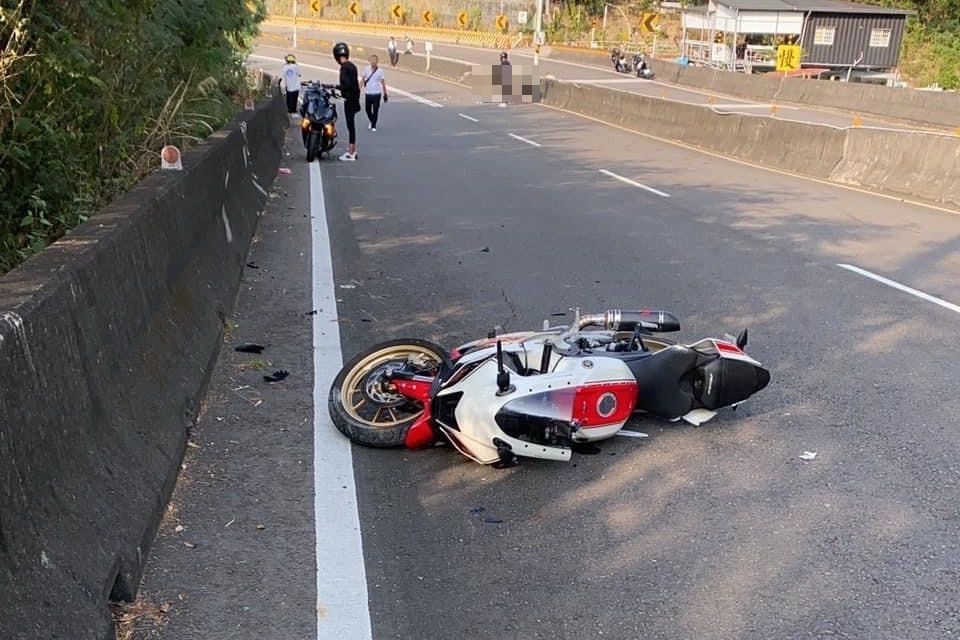 ▲昨（17）日下午，台南龍崎182線，一位重機騎士騎車自撞護欄，送醫後重傷不治。（圖／翻攝畫面）