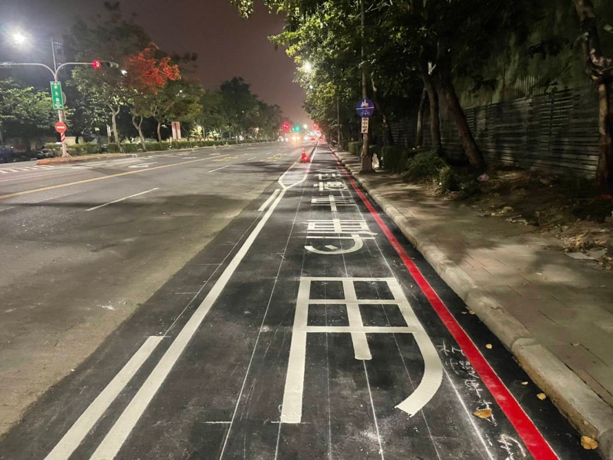 ▲水利局今(18)日完成路面舖設及標線，恢復機車道原有通行寬度。（圖／高市府水利局提供）