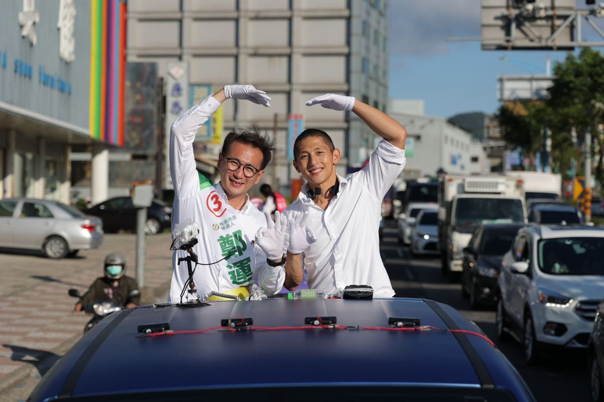 ▲鄭運鵬與吳怡農於龜山區車隊掃街。（圖／鄭運鵬辦公室提供）