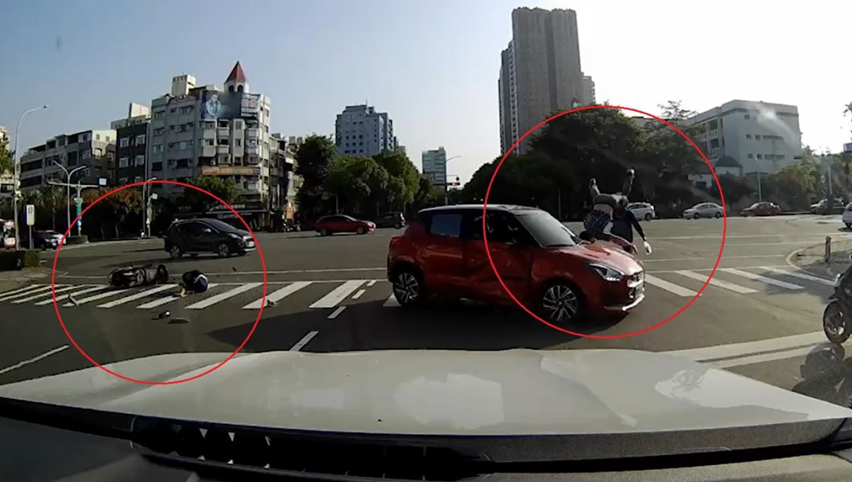 ▲17日上午，高雄市青年一路、民權一路口，紅色自小客車急速右轉，騎士閃避不及噴飛，無辜路人也遭波及。（圖／民眾提供）