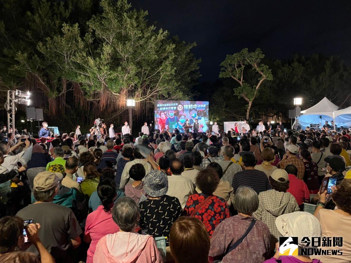 ▲陳時中今日晚間在北投七星公園開講，蔡英文再度到場背書，現場600張椅子坐滿，一共破千名支持者擠爆會場。（圖／記者黃宣尹攝，2022.11.18）