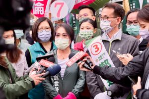 ▲劉世芳表示,用高雄經驗告訴桃園人,四年前給了國民黨機會,卻成為一場噩夢,呼籲一定要選對人,才有好建設。議員也要選對人,所以一回到高雄就立刻陪同黃偵琳掃街。(圖/記者郭凱杰翻攝) ▲劉世芳表示,用高雄經驗告訴桃園人,四年前給了國民黨機會,卻成為一場噩夢,呼籲一定要選對人,才有好建設。議員也要選對人,所以一回到高雄就立刻陪同黃偵琳掃街。(圖/記者郭凱杰翻攝)