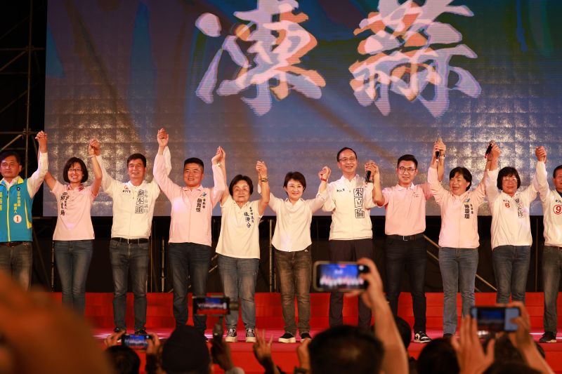 ▲盧秀燕、朱立倫和山線的市議員候選人共同造勢。(圖/盧秀燕競總提供,2022.11.18)