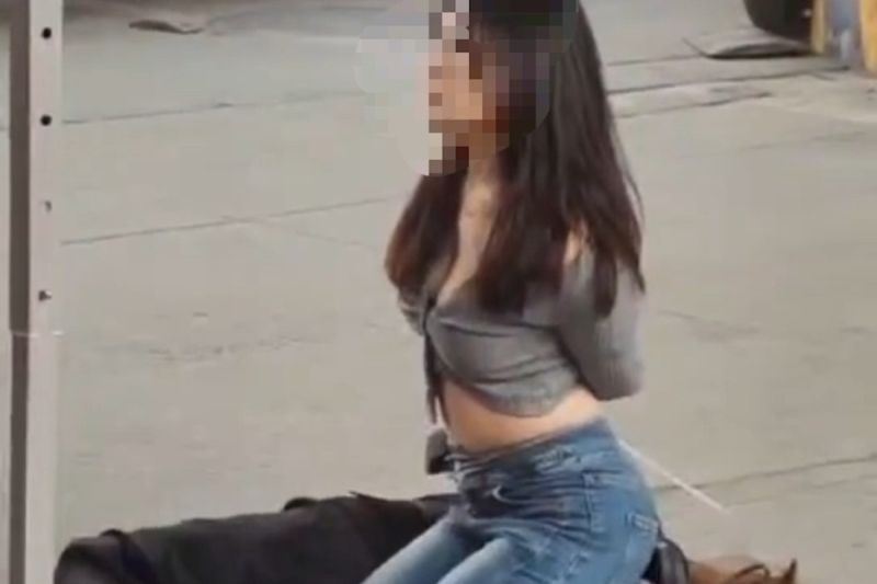 中國防疫嚴格！2女未戴口罩被「綁手壓制」　跪地畫面曝