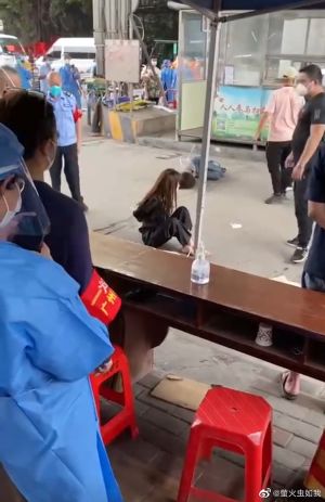 兩名女子皆被反捆雙手。(圖/微博:螢火蟲如我) ▲兩名女子皆被反捆雙手。(圖/微博:螢火蟲如我)