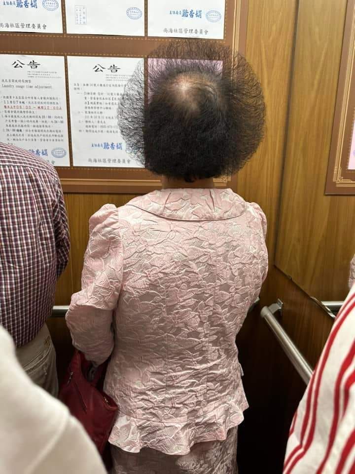▲原PO搭電梯時發現一位有著超猛髮型的阿姨。（圖／臉書社團《爆廢公社》）