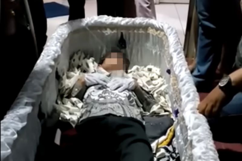 ▲印尼一名40歲男子在棺材中被發現還有呼吸，奇蹟甦醒後爆紅，荒誕真相揭曉。（圖／Youtube： Kompas.com）