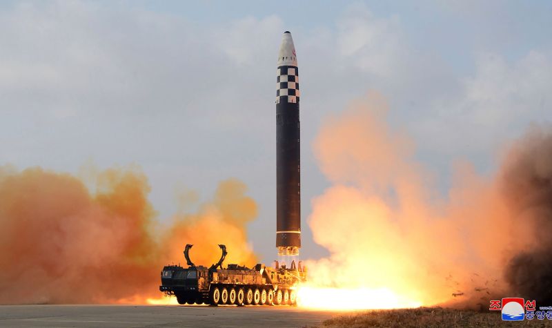 ▲北韓18日發射了「火星-17」型新型洲際彈道導彈（ICBM）。（圖／美聯社／達志影像）